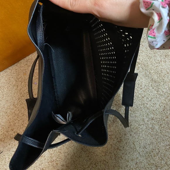 👀 4/$10 Black laser cut geometric design faux leather tote - Picture 6 of 10